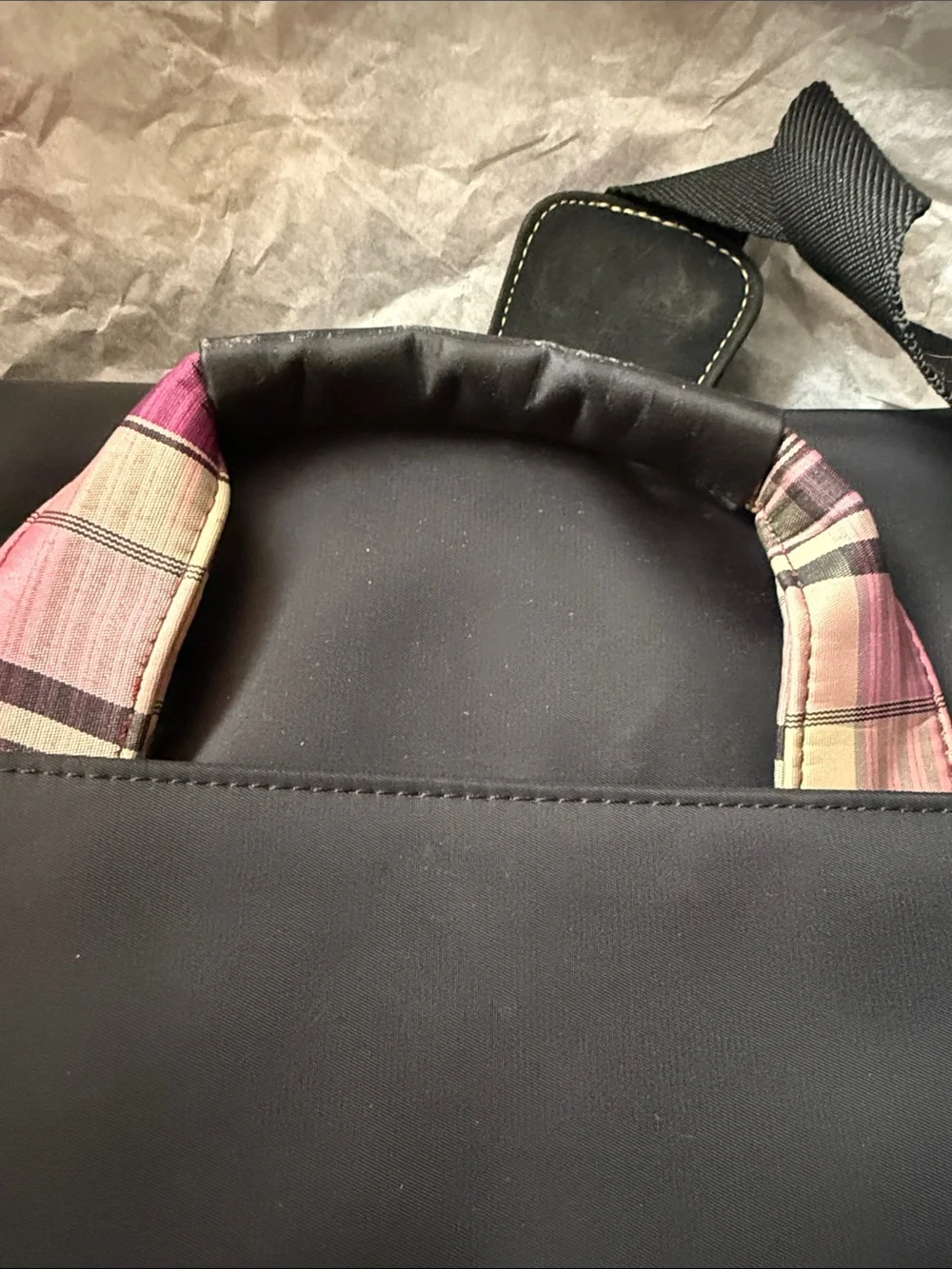 Very gently used Targus Laptop/ Messenger Bag. Pink plaid design.